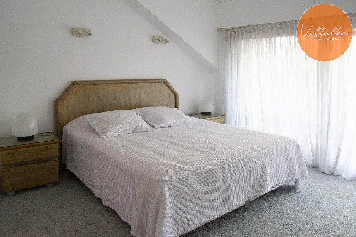Apartamento ID.3594 - Casa a la venta en playa mansa Punta Del Este, gran tamaño ubicada en zona privilegiada.