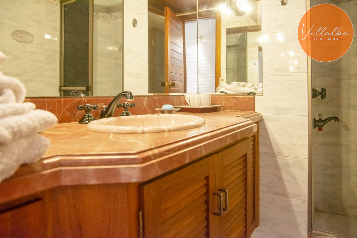 Casa ID.1694 - Gran chalet de 6 dormitorios en venta en zona residencial.