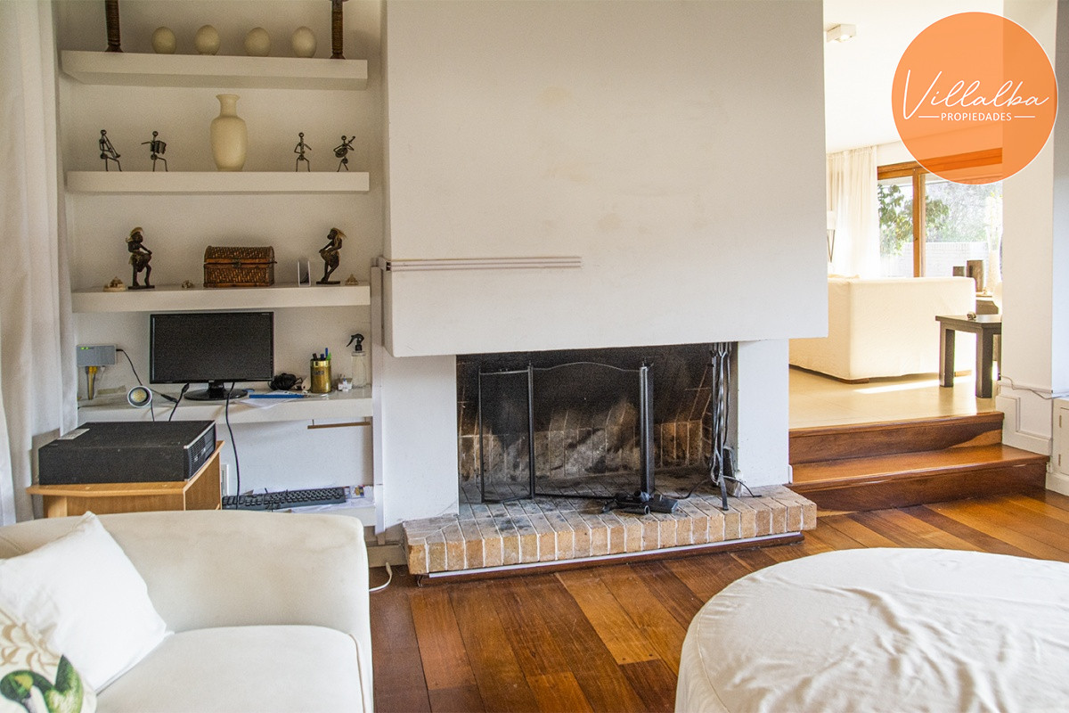 Apartamento ID.3594 - Casa a la venta en playa mansa Punta Del Este, gran tamaño ubicada en zona privilegiada.