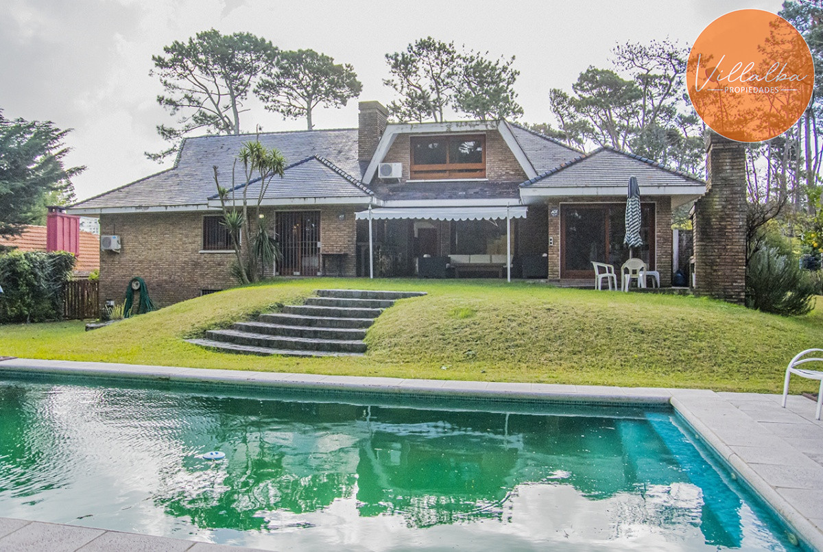 Casa ID.1694 - Gran chalet de 6 dormitorios en venta en zona residencial.