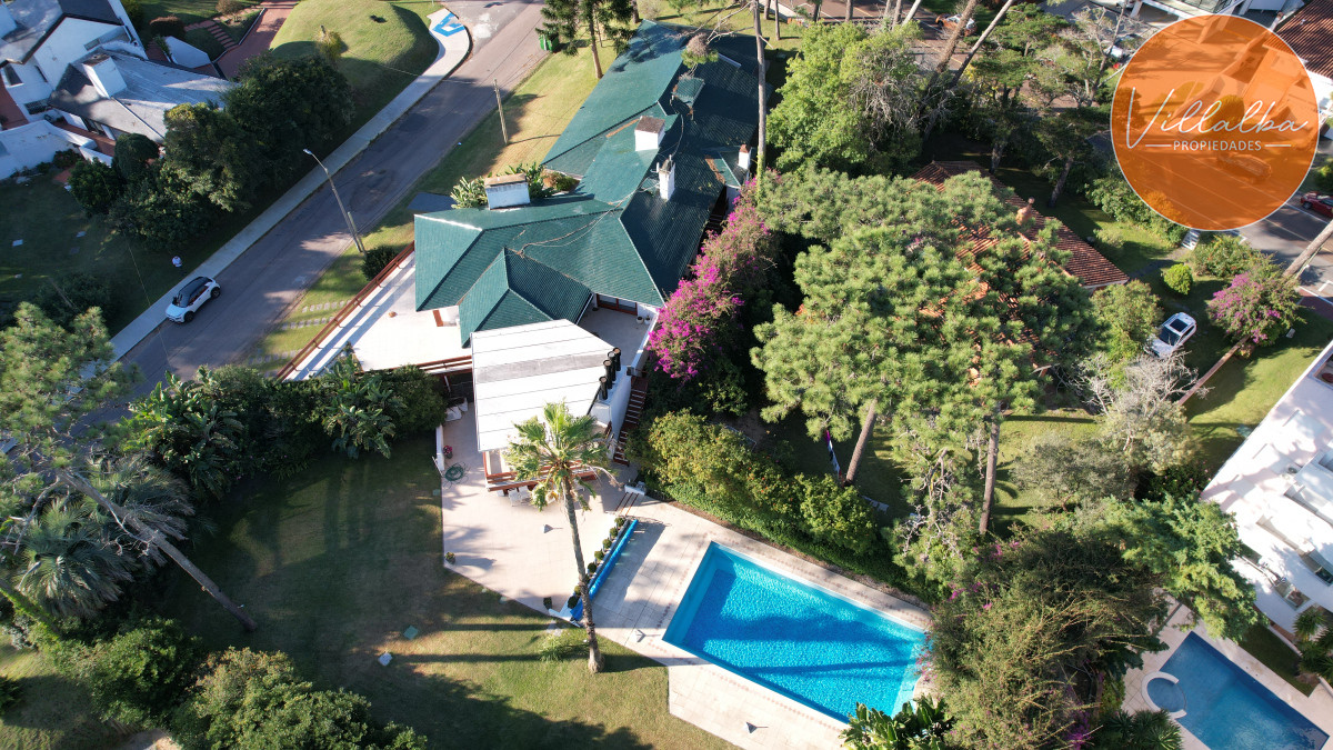 Casa ID.2237 - Vende y alquila gran casa de 5 dormitorios en Playa Mansa, Punta del Este 