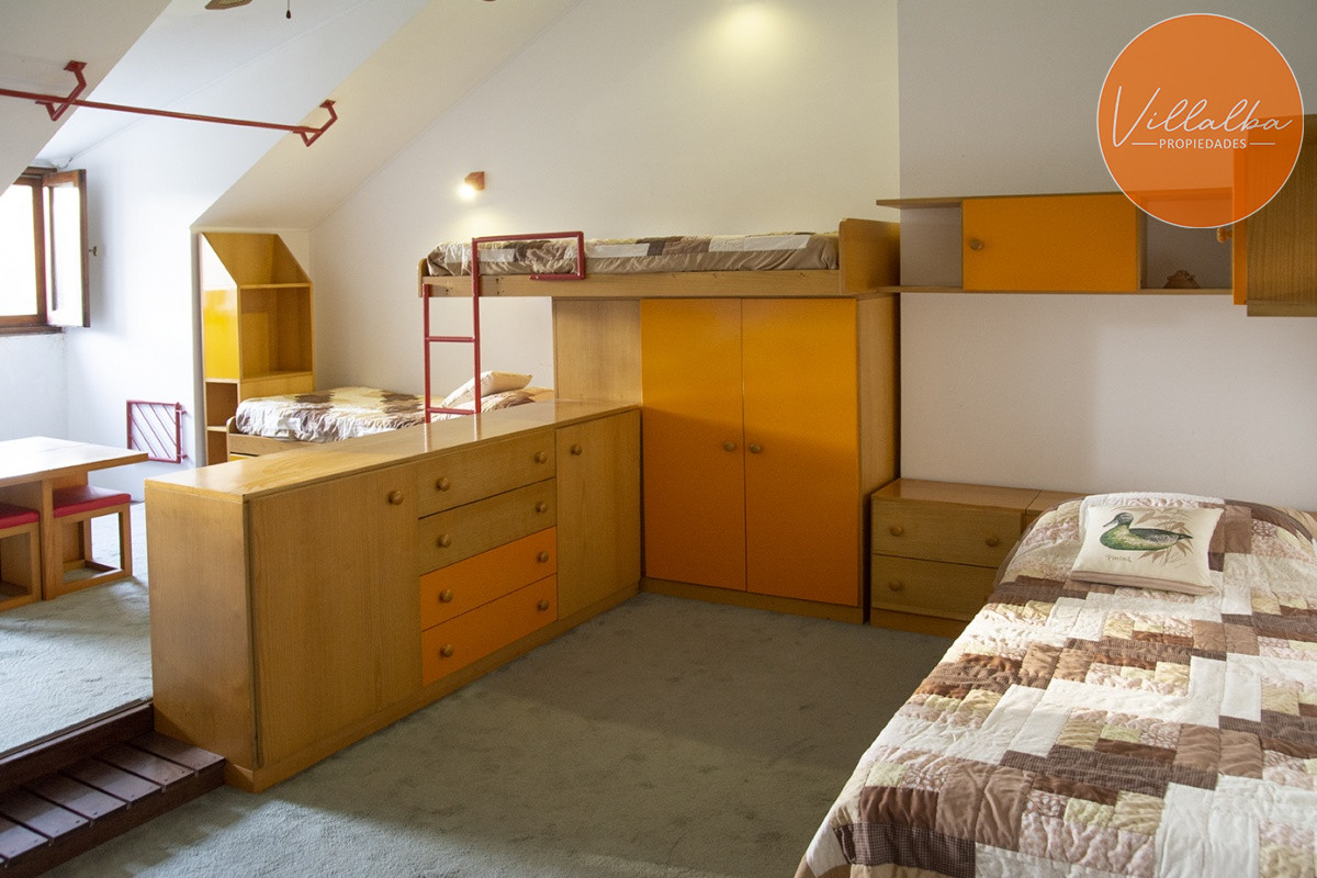 Apartamento ID.3594 - Casa a la venta en playa mansa Punta Del Este, gran tamaño ubicada en zona privilegiada.
