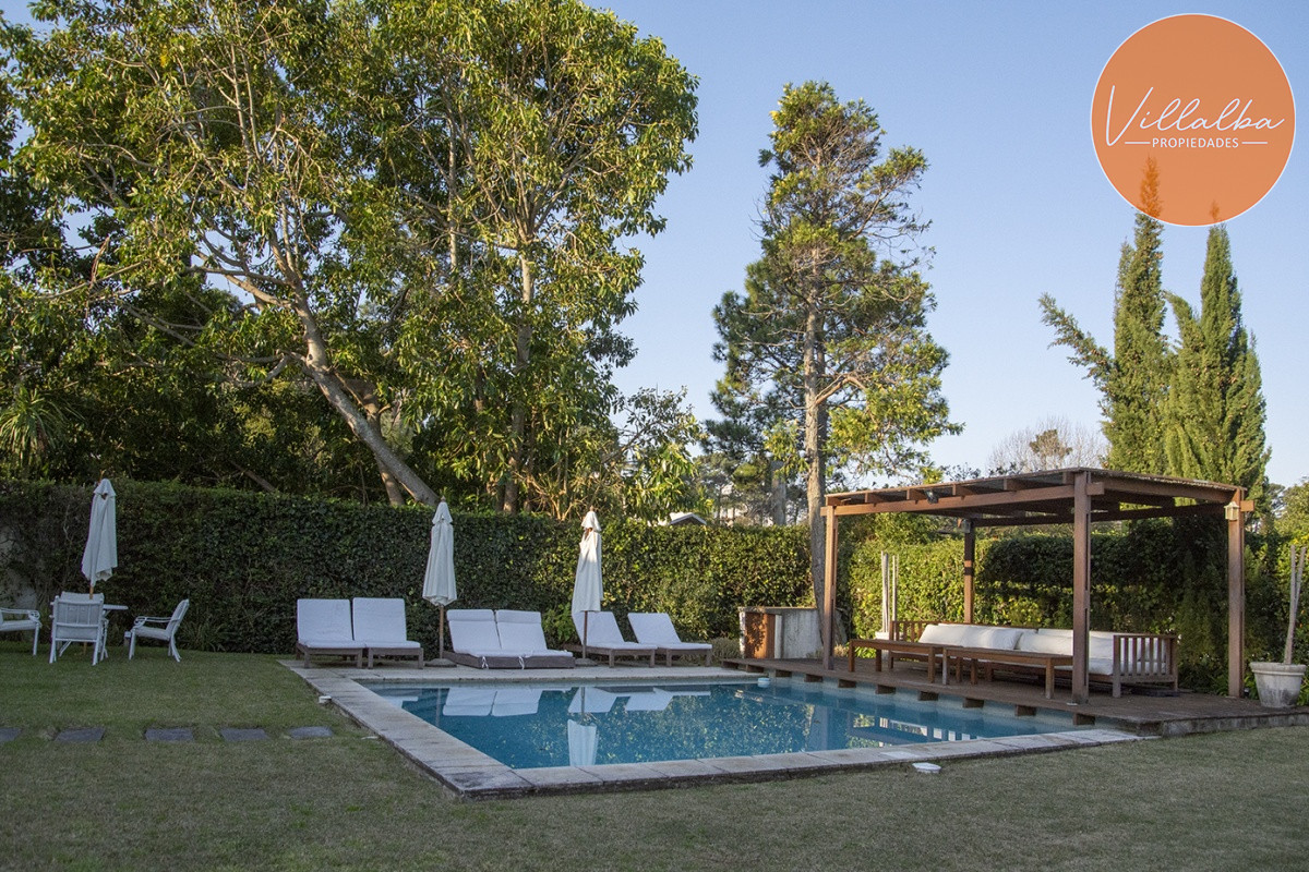 Apartamento ID.3594 - Casa a la venta en playa mansa Punta Del Este, gran tamaño ubicada en zona privilegiada.
