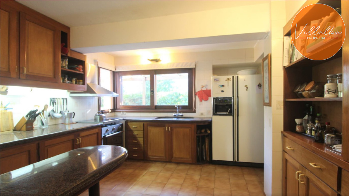 Apartamento ID.2206 - Casa en venta en playa Brava a solo 100 mts del mar. 4 dormitorios + dep.