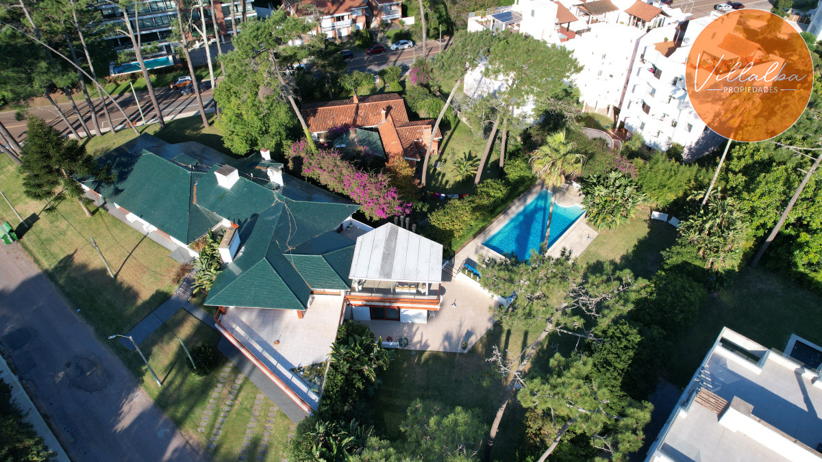 Casa ID.2237 - Vende y alquila gran casa de 5 dormitorios en Playa Mansa, Punta del Este 