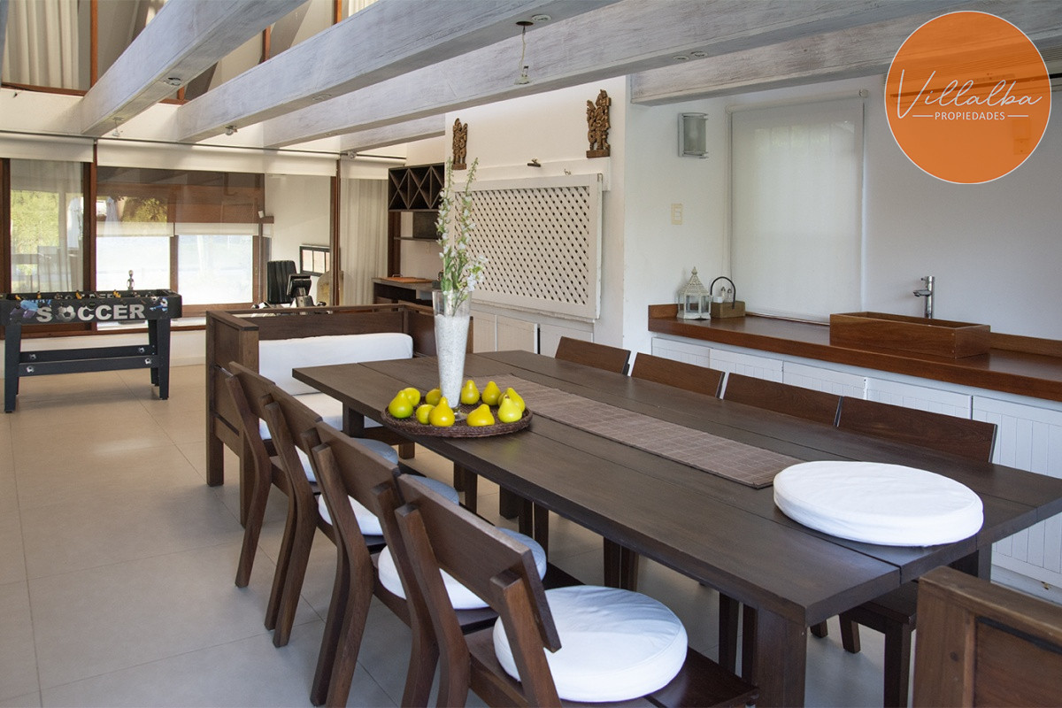 Apartamento ID.3594 - Casa a la venta en playa mansa Punta Del Este, gran tamaño ubicada en zona privilegiada.