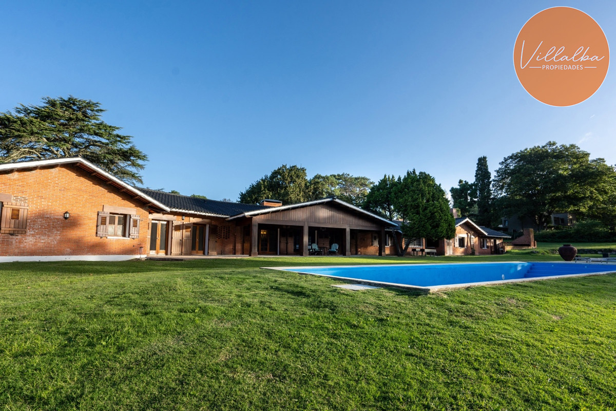 Apartamento ID.3251 - En venta casa de 4 dormitorios, con agradable entorno en Golf, Punta del Este.