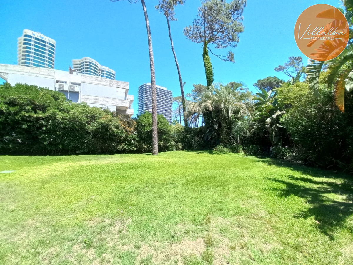 Casa ID.2237 - Vende y alquila gran casa de 5 dormitorios en Playa Mansa, Punta del Este 