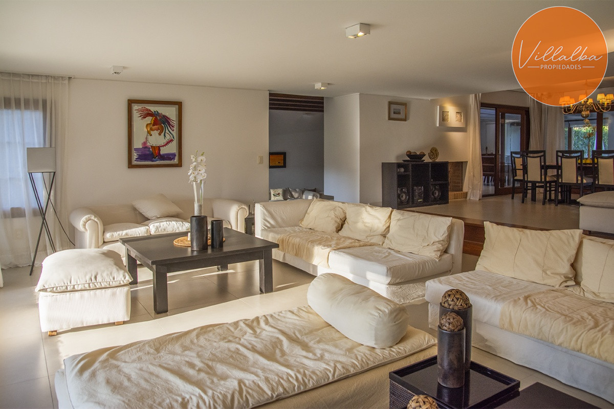 Apartamento ID.3594 - Casa a la venta en playa mansa Punta Del Este, gran tamaño ubicada en zona privilegiada.