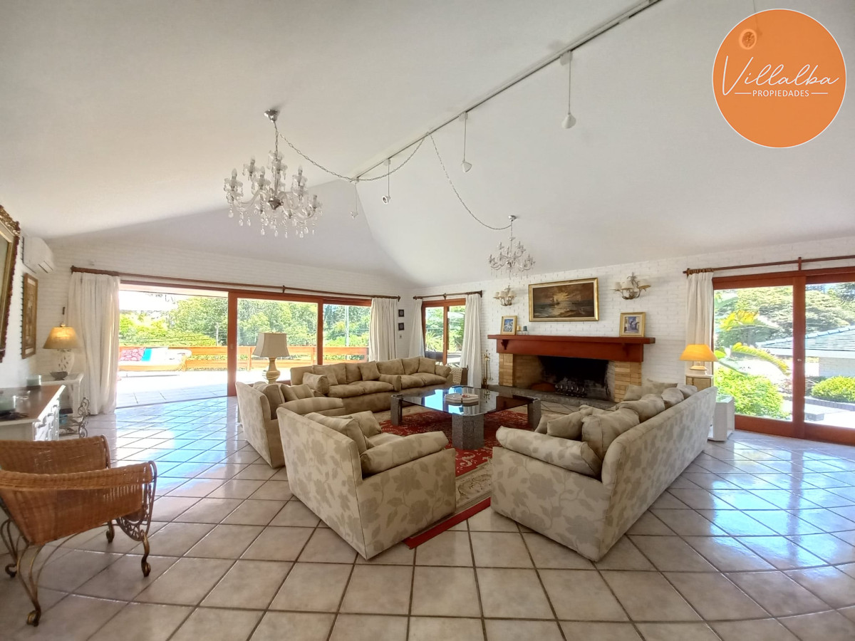 Casa ID.2237 - Vende y alquila gran casa de 5 dormitorios en Playa Mansa, Punta del Este 