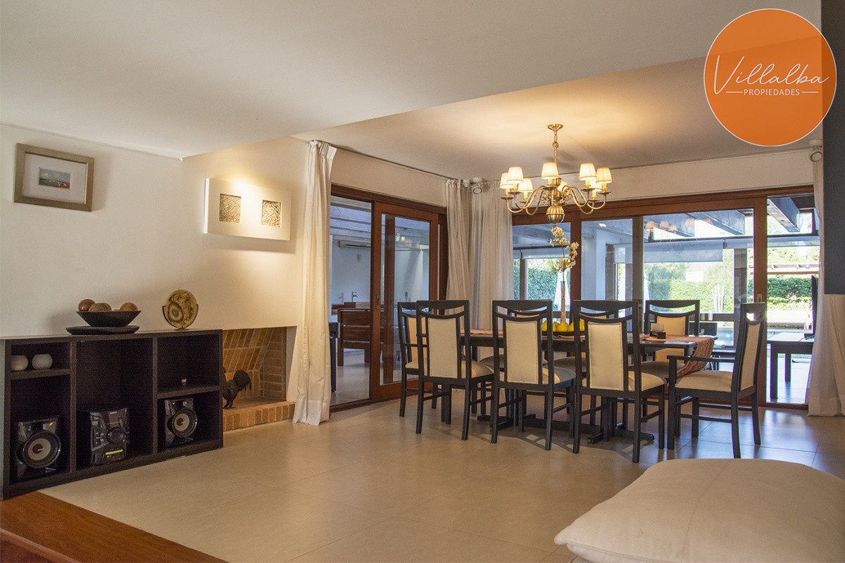 Apartamento ID.3594 - Casa a la venta en playa mansa Punta Del Este, gran tamaño ubicada en zona privilegiada.