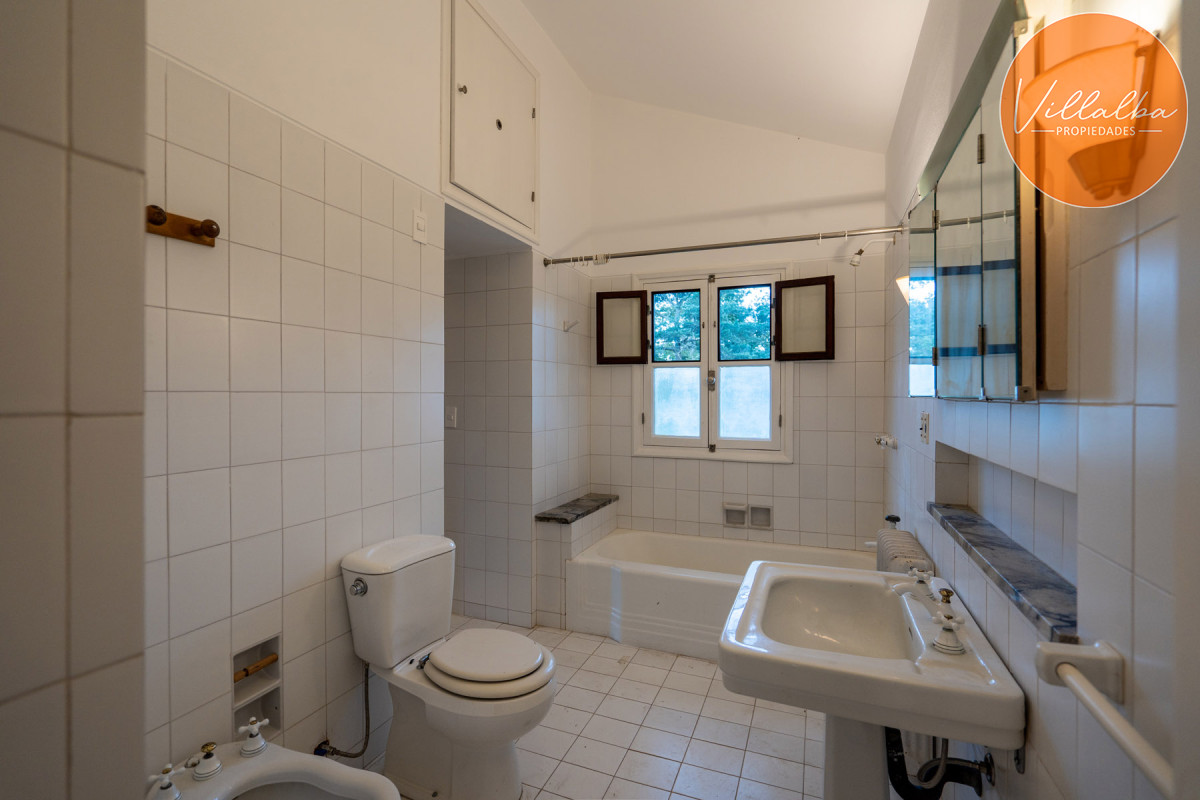 Apartamento ID.3251 - En venta casa de 4 dormitorios, con agradable entorno en Golf, Punta del Este.