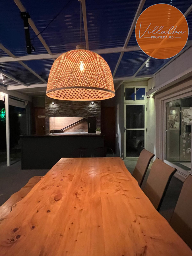 Apartamento ID.3301 - Vende casa de 3 dormitorios moderna en Maldonado, 