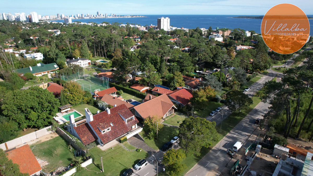 Apartamento ID.3594 - Casa a la venta en playa mansa Punta Del Este, gran tamaño ubicada en zona privilegiada.