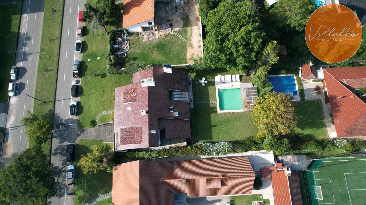 Apartamento ID.3594 - Casa a la venta en playa mansa Punta Del Este, gran tamaño ubicada en zona privilegiada.