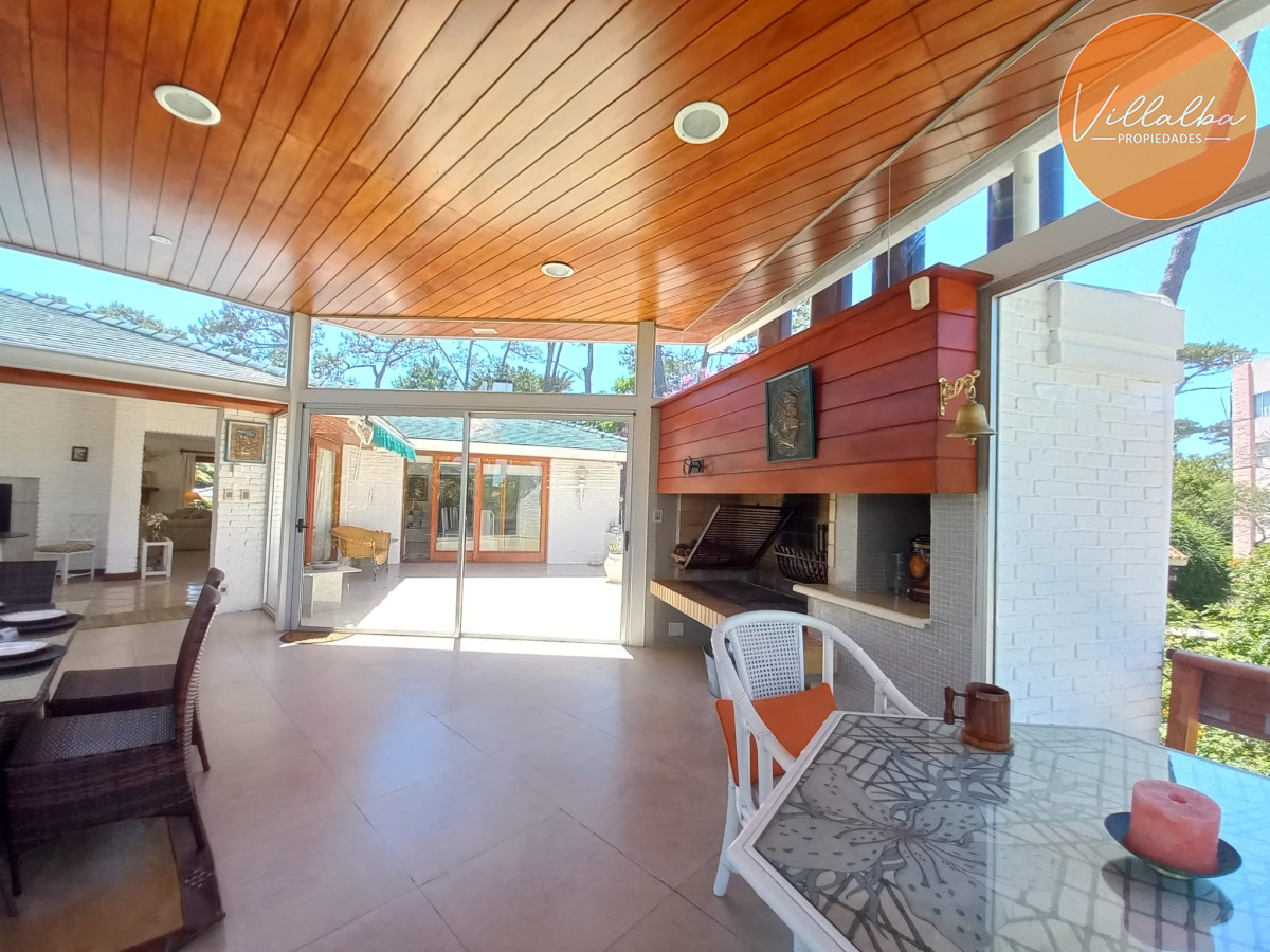 Casa ID.2237 - Vende y alquila gran casa de 5 dormitorios en Playa Mansa, Punta del Este 