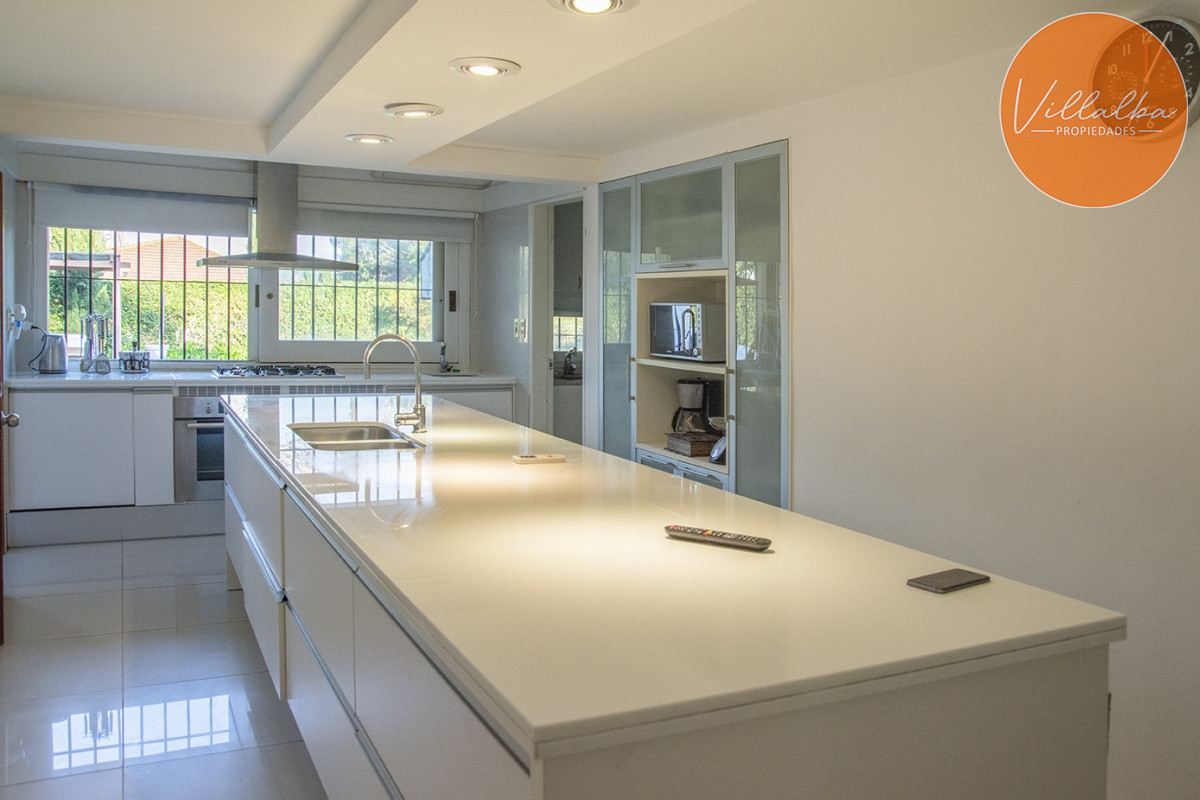 Apartamento ID.3594 - Casa a la venta en playa mansa Punta Del Este, gran tamaño ubicada en zona privilegiada.