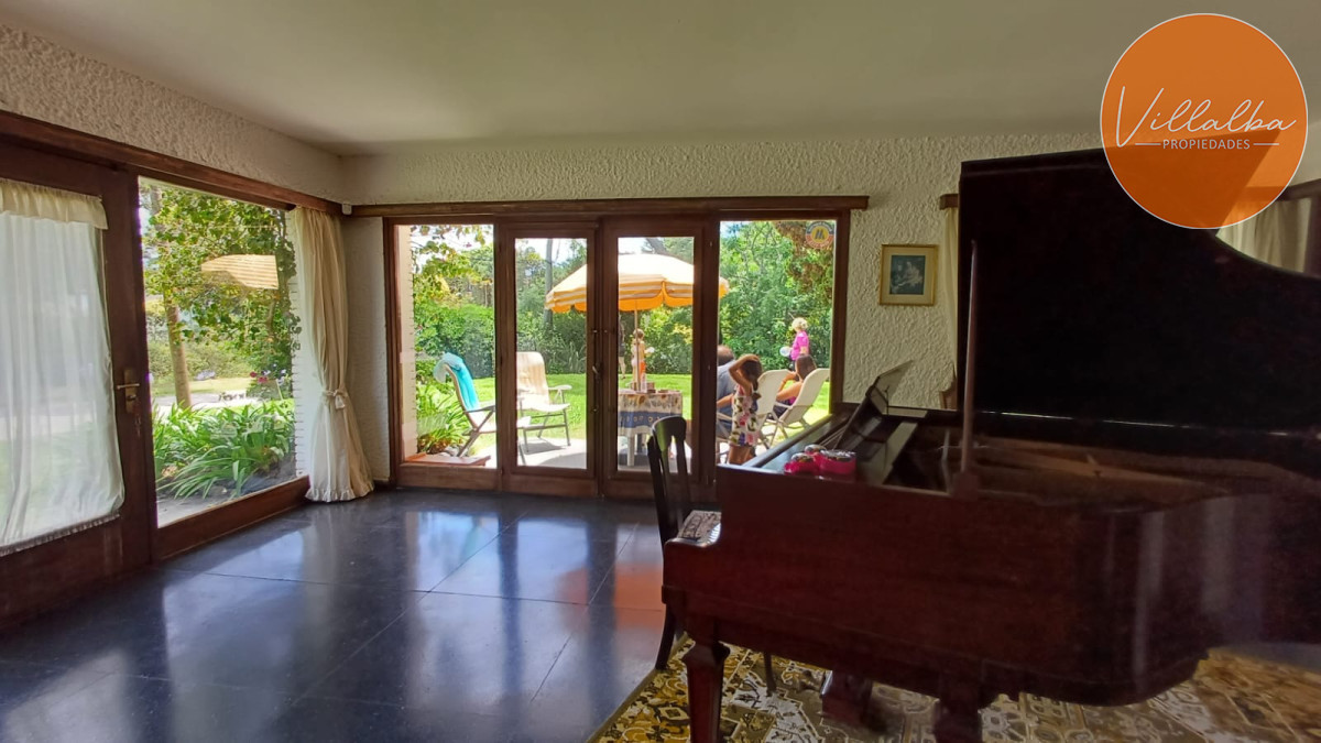 Casa ID.2803 - Vende Casa en Zona comercial en Lugano - Punta del Este