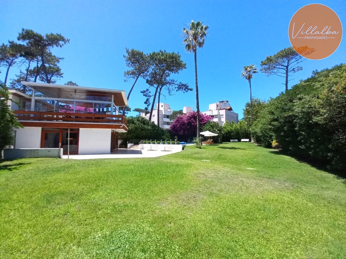 Casa ID.2237 - Vende y alquila gran casa de 5 dormitorios en Playa Mansa, Punta del Este 