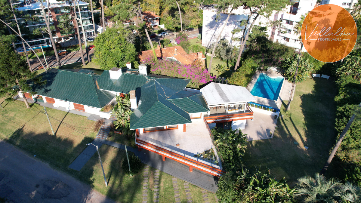 Casa ID.2237 - Vende y alquila gran casa de 5 dormitorios en Playa Mansa, Punta del Este 