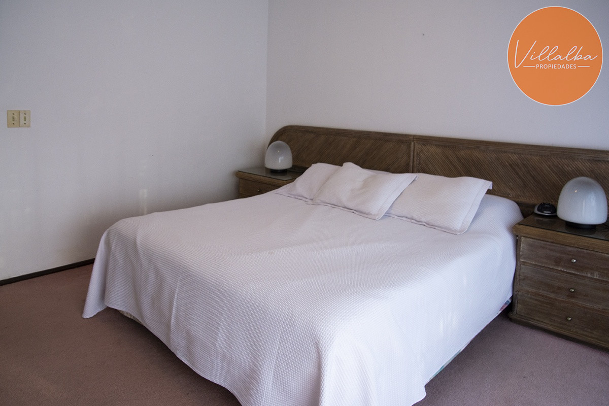 Apartamento ID.3594 - Casa a la venta en playa mansa Punta Del Este, gran tamaño ubicada en zona privilegiada.