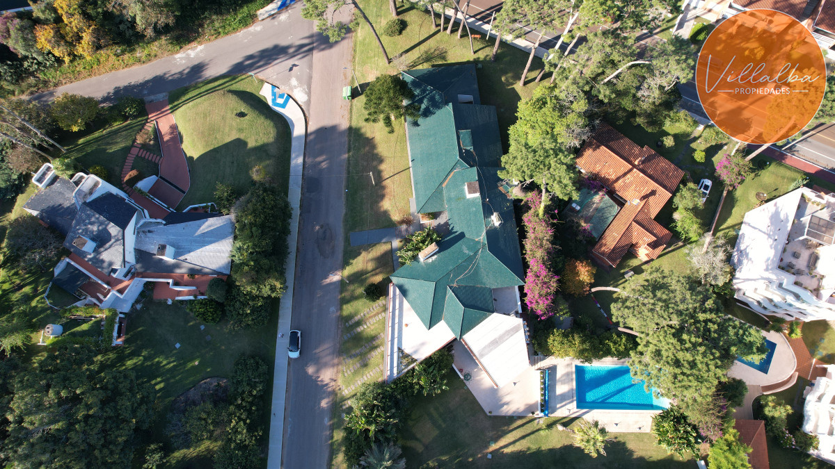 Casa ID.2237 - Vende y alquila gran casa de 5 dormitorios en Playa Mansa, Punta del Este 