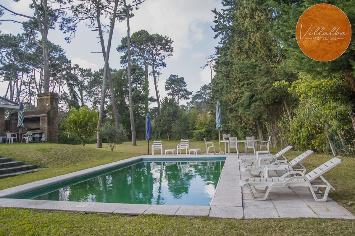 Casa ID.1694 - Gran chalet de 6 dormitorios en venta en zona residencial.