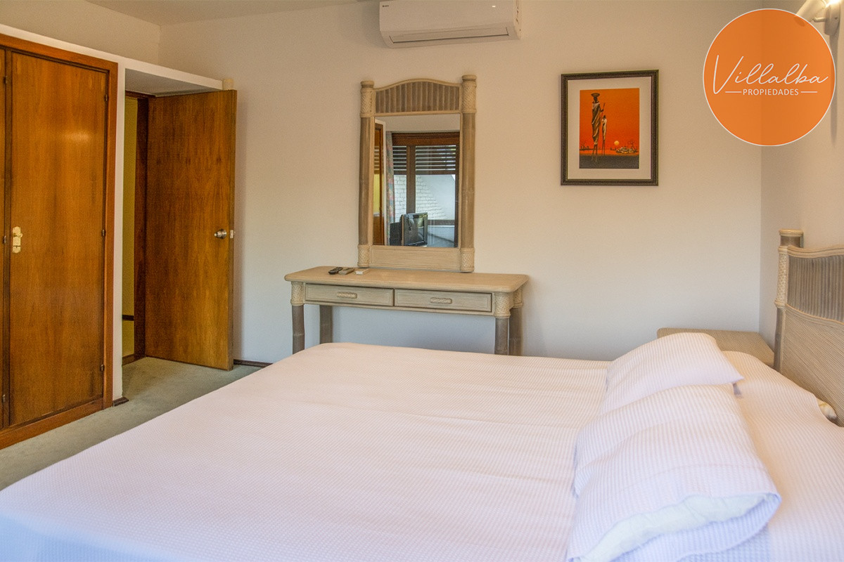 Apartamento ID.3594 - Casa a la venta en playa mansa Punta Del Este, gran tamaño ubicada en zona privilegiada.