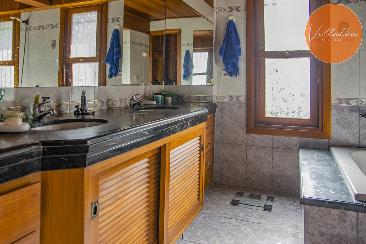 Casa ID.1694 - Gran chalet de 6 dormitorios en venta en zona residencial.