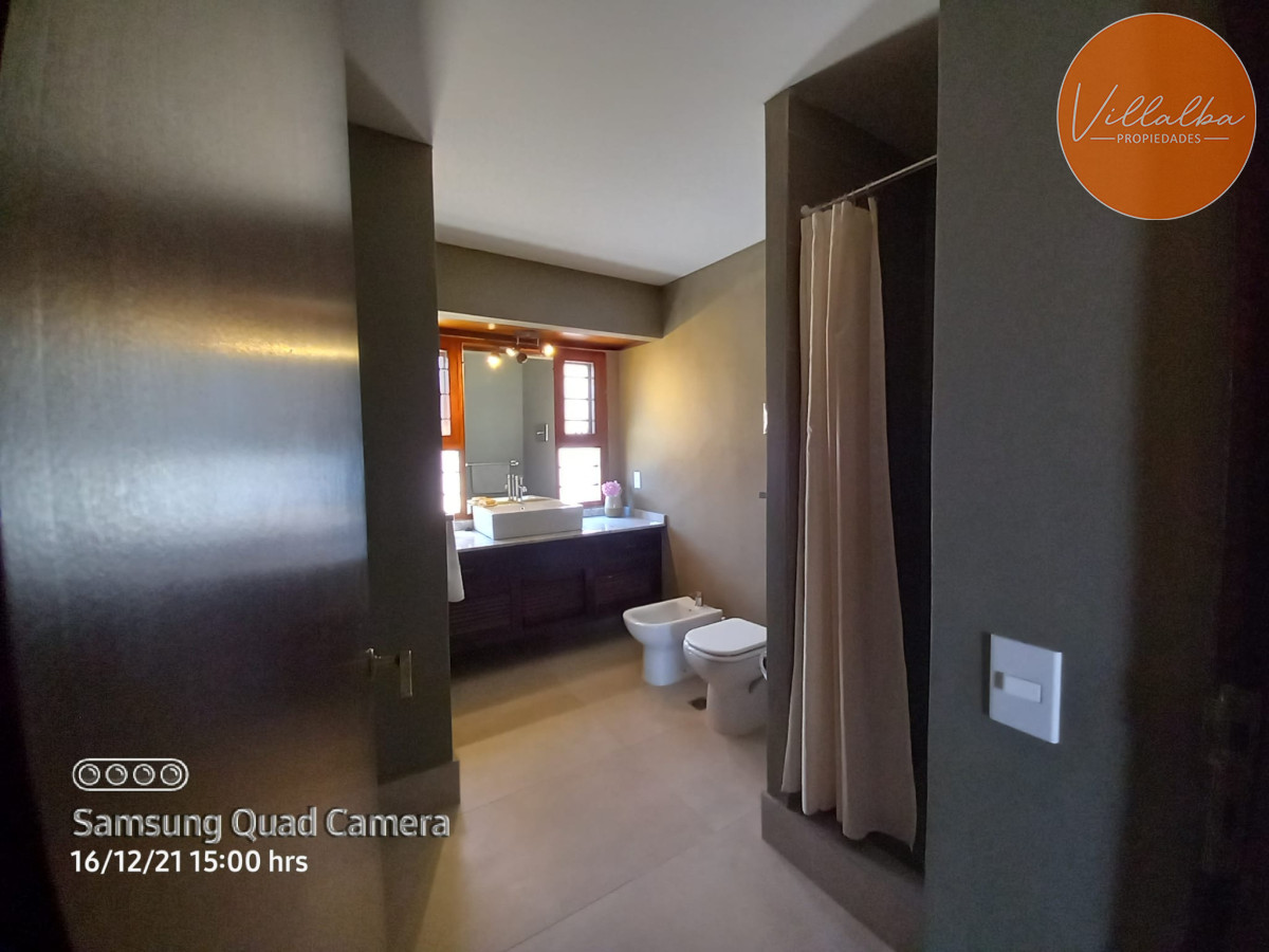 Casa ID.1689 - Vende casa en excelente estado, reciclada. De 6 dormitorios en Peninsula. Punta del Este 