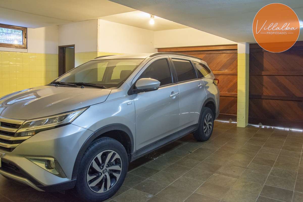Apartamento ID.3594 - Casa a la venta en playa mansa Punta Del Este, gran tamaño ubicada en zona privilegiada.