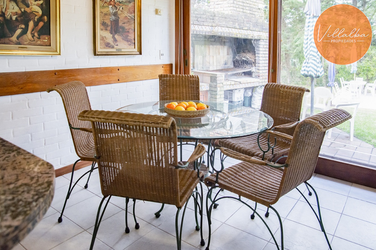 Casa ID.1694 - Gran chalet de 6 dormitorios en venta en zona residencial.
