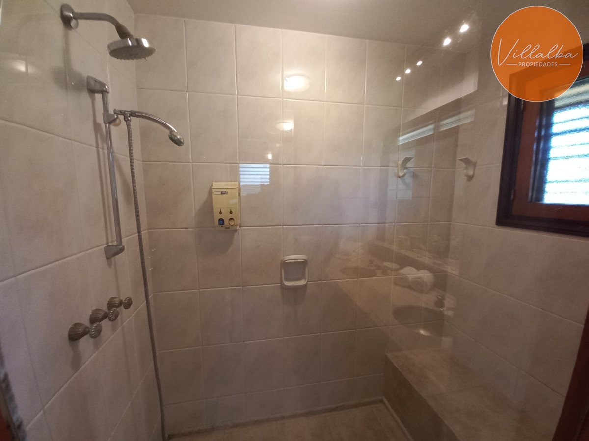 Casa ID.2237 - Vende y alquila gran casa de 5 dormitorios en Playa Mansa, Punta del Este 