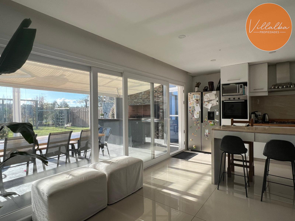 Apartamento ID.3301 - Vende casa de 3 dormitorios moderna en Maldonado, 