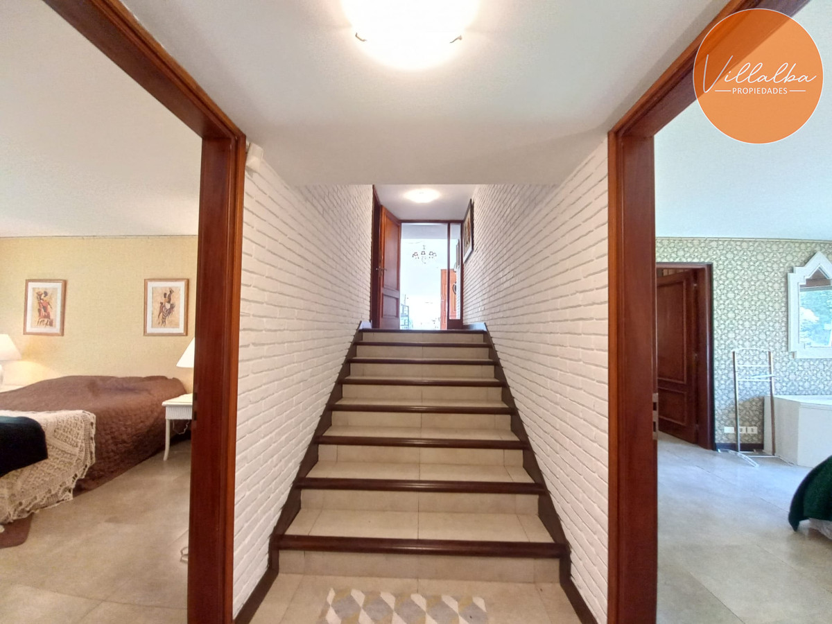Casa ID.2237 - Vende y alquila gran casa de 5 dormitorios en Playa Mansa, Punta del Este 
