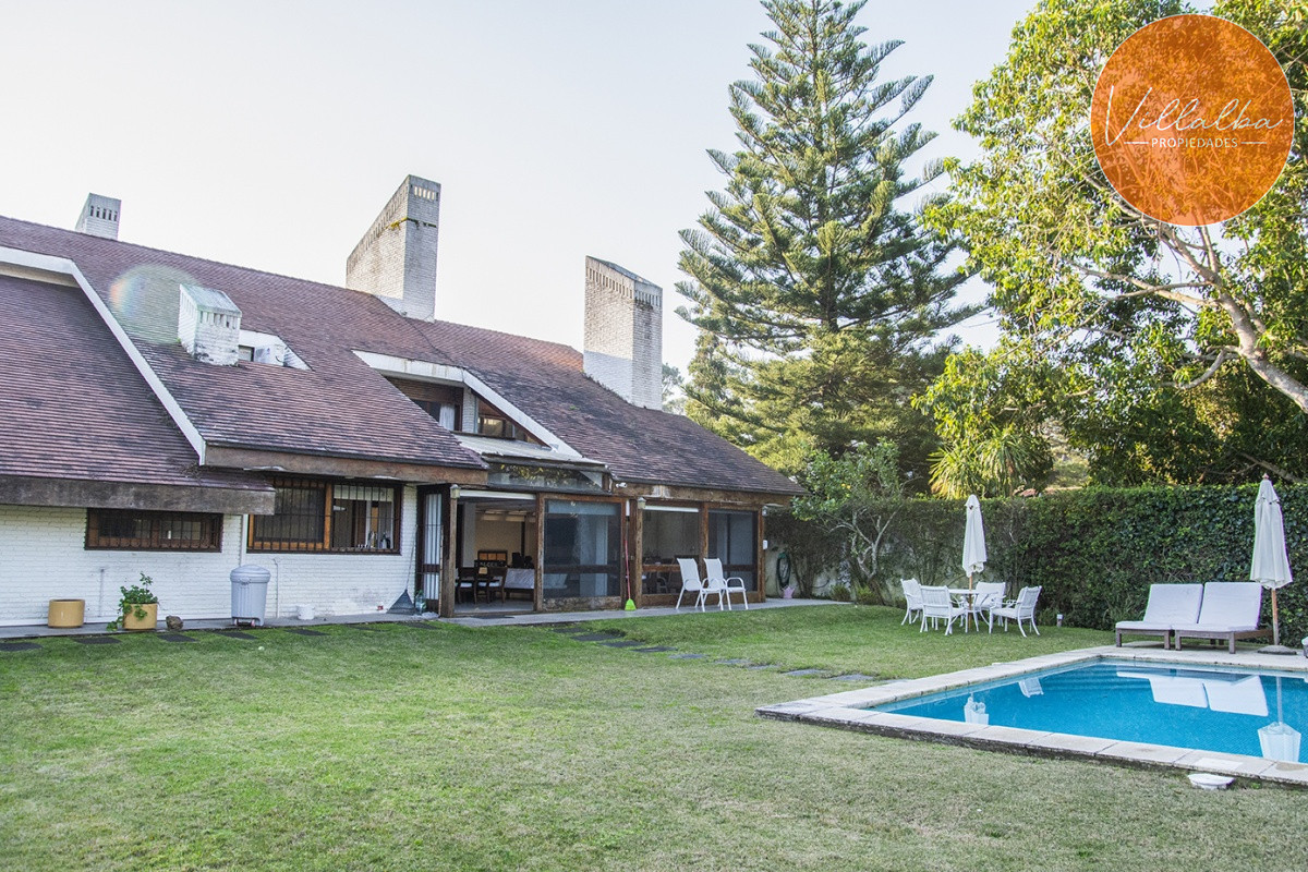 Apartamento ID.3594 - Casa a la venta en playa mansa Punta Del Este, gran tamaño ubicada en zona privilegiada.