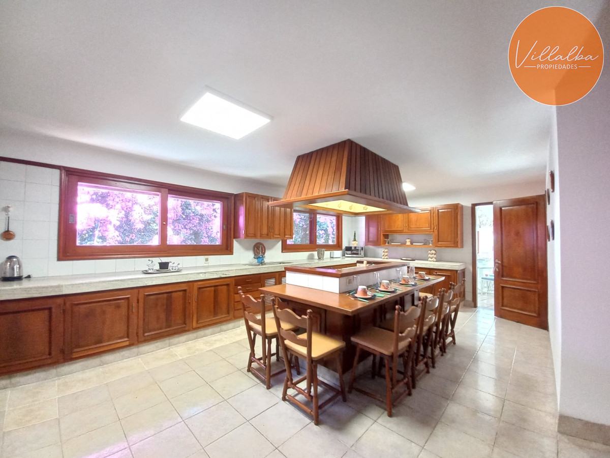 Casa ID.2237 - Vende y alquila gran casa de 5 dormitorios en Playa Mansa, Punta del Este 