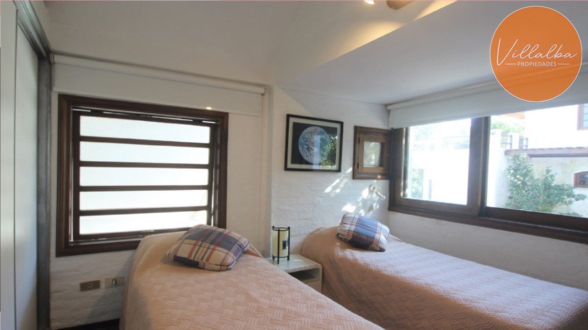 Apartamento ID.2206 - Casa en venta en playa Brava a solo 100 mts del mar. 4 dormitorios + dep.
