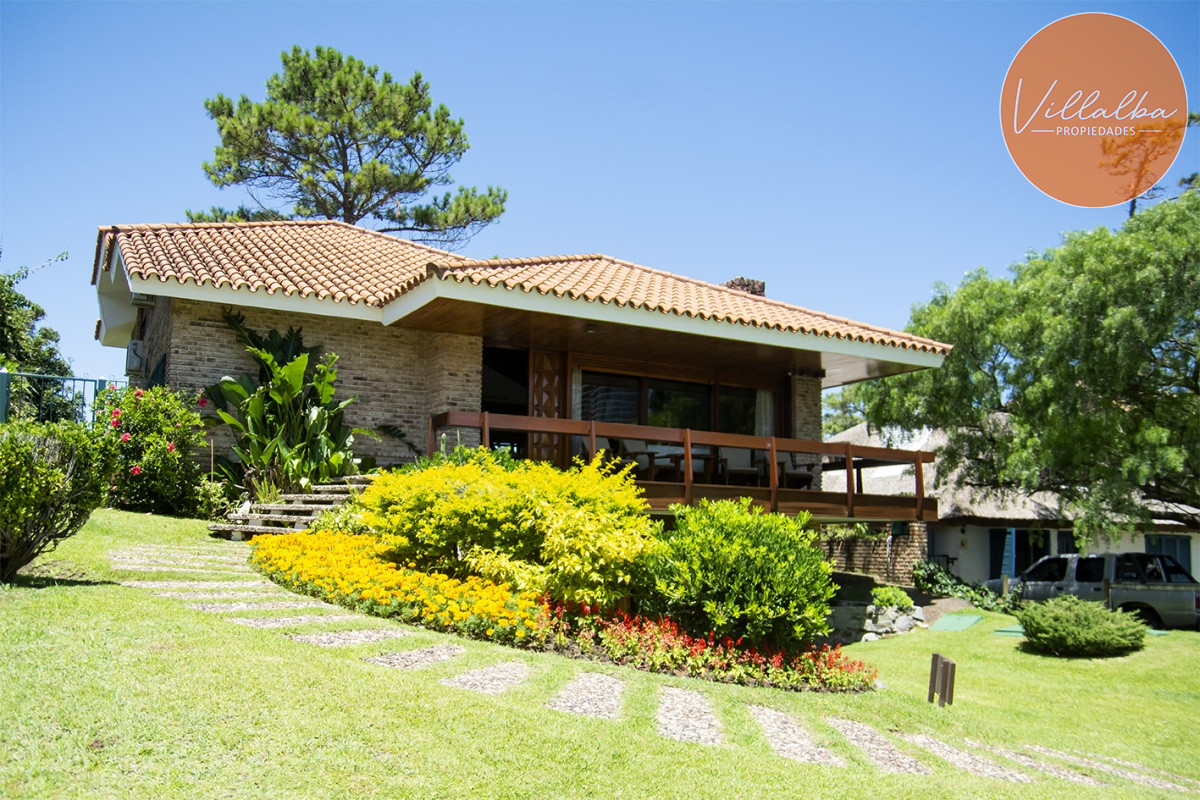 Casa ID.2044 - Hermosa casa en venta a pocos metros del mar.