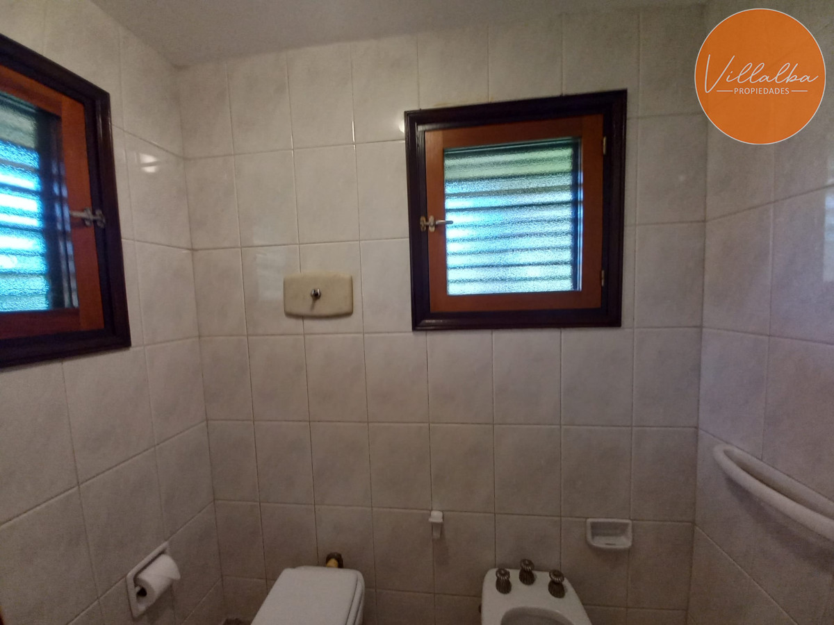 Casa ID.2237 - Vende y alquila gran casa de 5 dormitorios en Playa Mansa, Punta del Este 