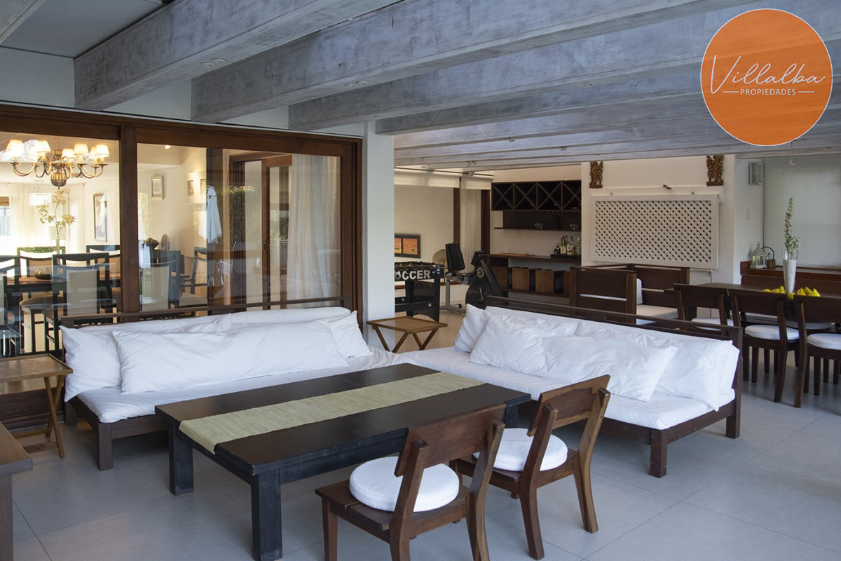 Apartamento ID.3594 - Casa a la venta en playa mansa Punta Del Este, gran tamaño ubicada en zona privilegiada.