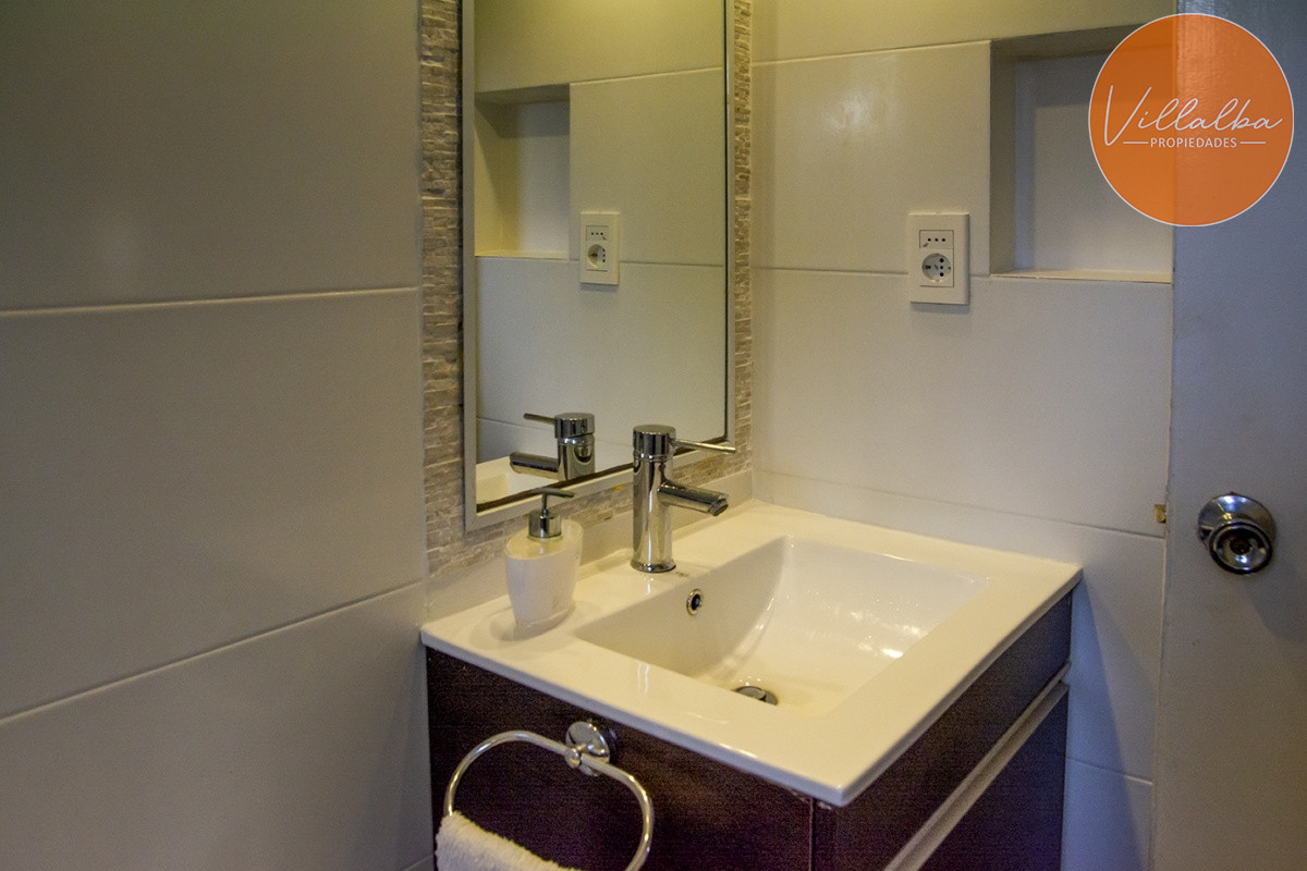 Apartamento ID.3594 - Casa a la venta en playa mansa Punta Del Este, gran tamaño ubicada en zona privilegiada.