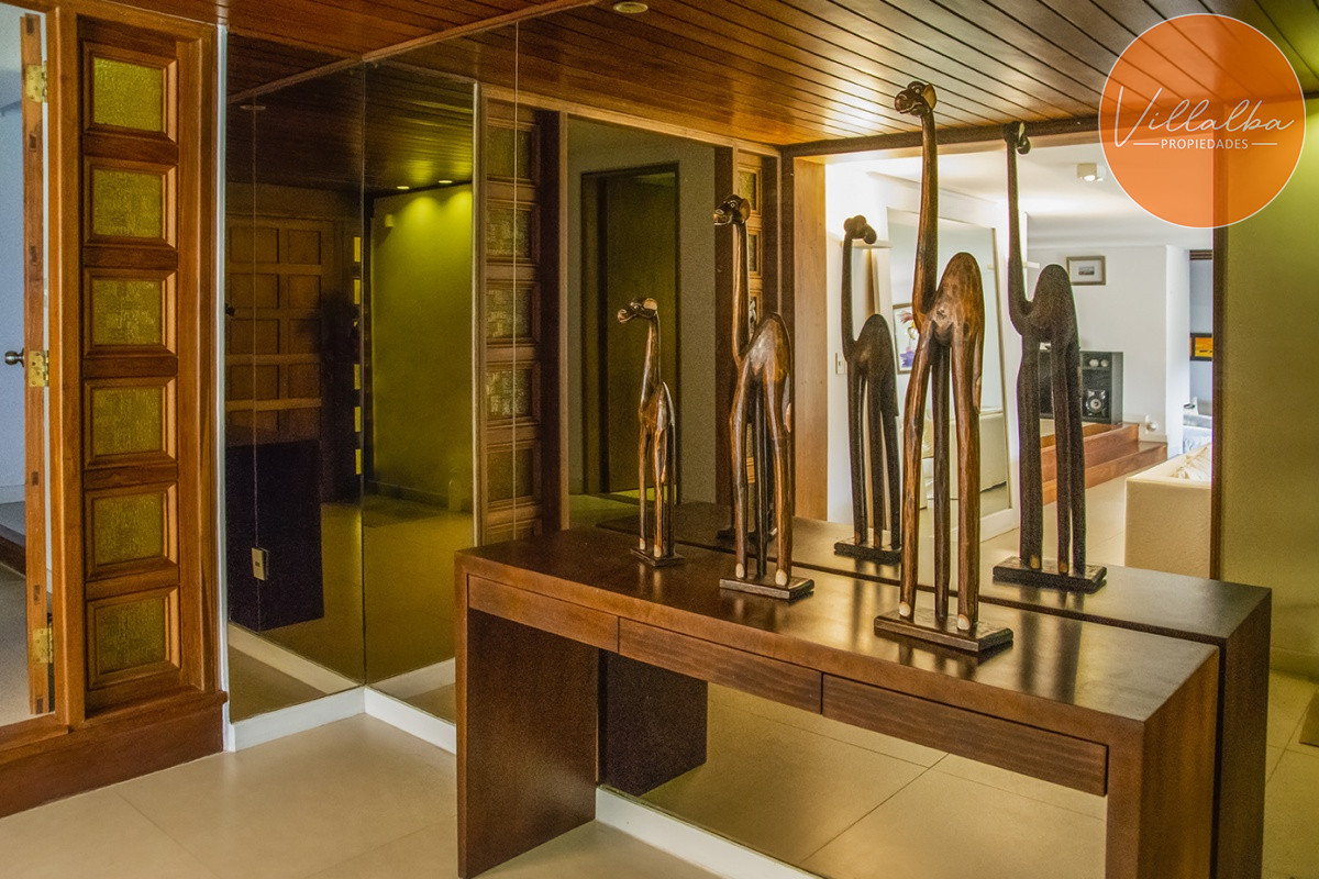 Apartamento ID.3594 - Casa a la venta en playa mansa Punta Del Este, gran tamaño ubicada en zona privilegiada.