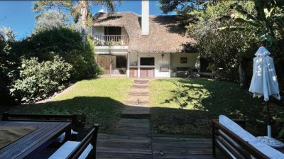 Venta de casa de 3 dormitorios + casa de huespedes mansa