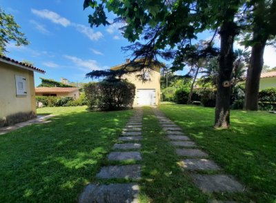 Vende casa en Mansa de 6 dormitorios. 