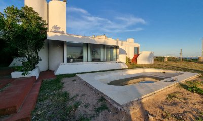 Oportunidad, casa en primera línea de playa mansa.