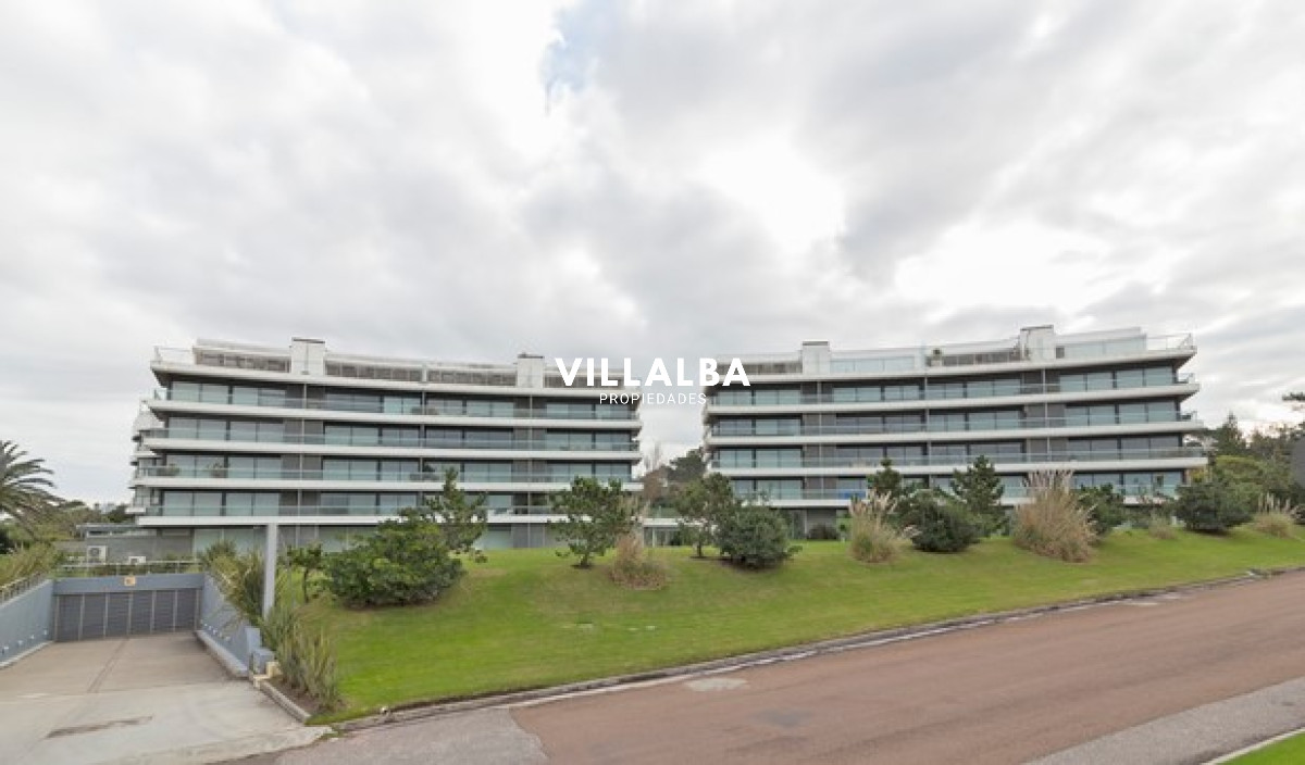 Apartamento ID.2369 - Hermoso Departamento en venta frente a Playa Brava, 3 dorm + dep. Marigot Brava