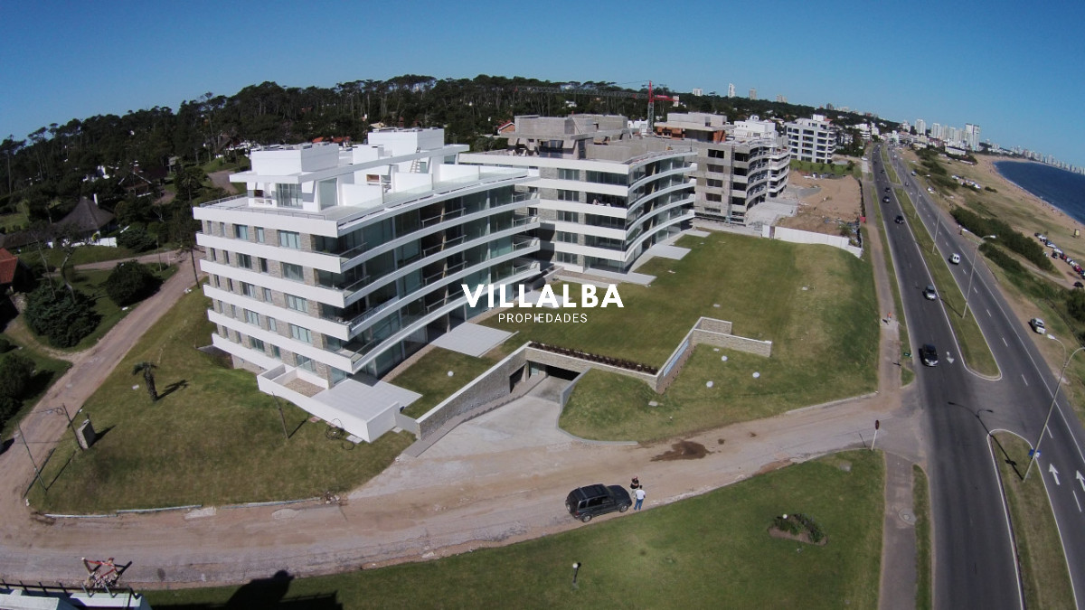 Apartamento ID.4249 - Departamento de 2 suites + depedencia en venta Frente al mar.