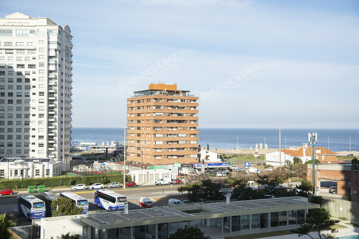 Apartamento ID.1852 - Departamento de 4 dormitorios en torre Malecon Punta del Este