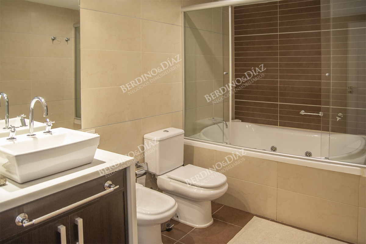 Apartamento ID.2526 - Vende apartamento de 3 dormitorios en Torre Imperiale I, Frente al mar, Punta del Este 